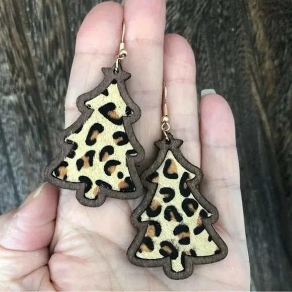 Leopard Spot Tan Beige Christmas Tree Animal Print Wooden Drop Earrings NWT - Picture 1 of 4